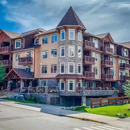 Sunny Tranquil Woods Turret In Falcon Crest Lodge Canmore Bagian luar foto