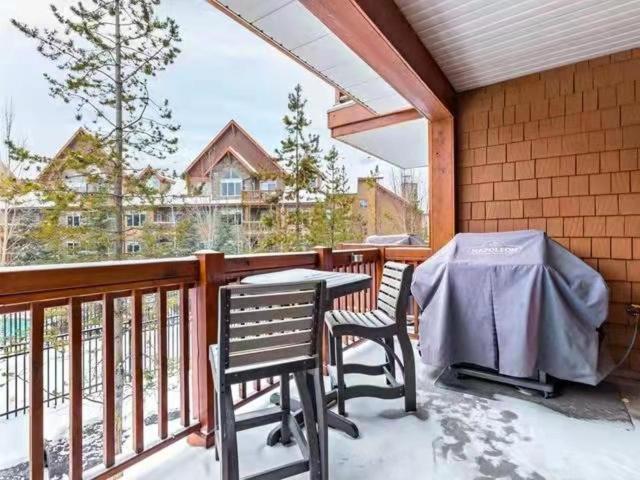 Sunny Tranquil Woods Turret In Falcon Crest Lodge Canmore Bagian luar foto