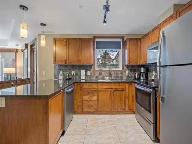 Sunny Tranquil Woods Turret In Falcon Crest Lodge Canmore Bagian luar foto