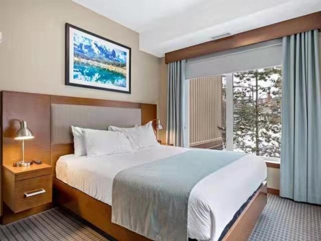 Sunny Tranquil Woods Turret In Falcon Crest Lodge Canmore Bagian luar foto