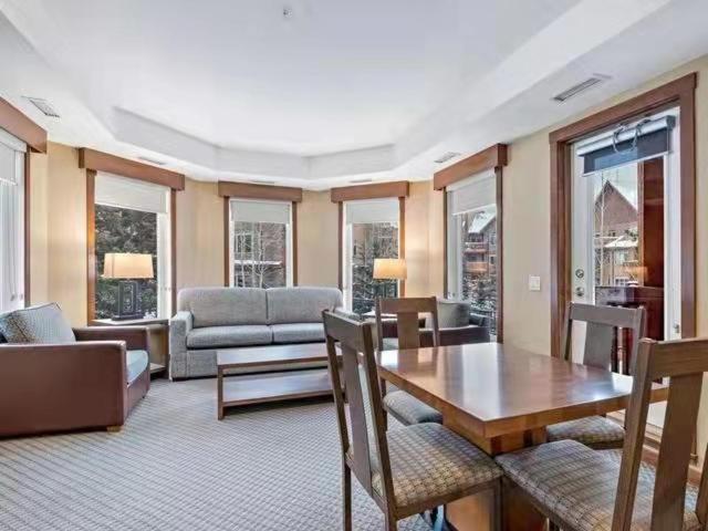 Sunny Tranquil Woods Turret In Falcon Crest Lodge Canmore Bagian luar foto