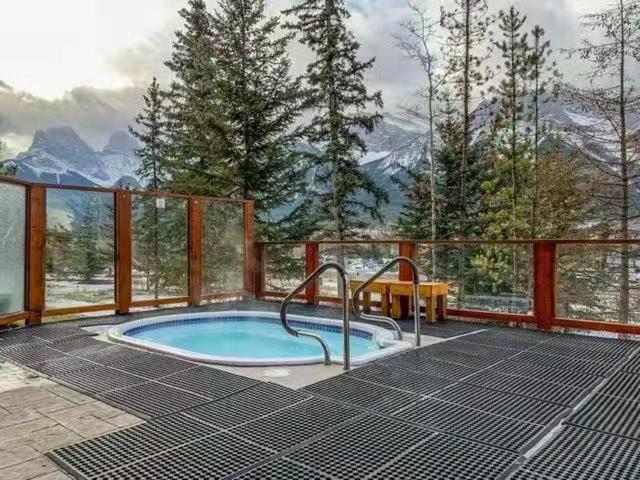 Sunny Tranquil Woods Turret In Falcon Crest Lodge Canmore Bagian luar foto