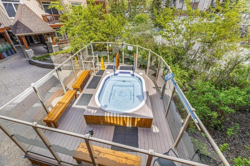 Sunny Tranquil Woods Turret In Falcon Crest Lodge Canmore Bagian luar foto