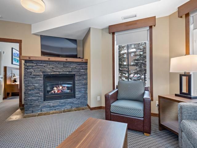 Sunny Tranquil Woods Turret In Falcon Crest Lodge Canmore Bagian luar foto