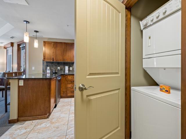 Sunny Tranquil Woods Turret In Falcon Crest Lodge Canmore Bagian luar foto